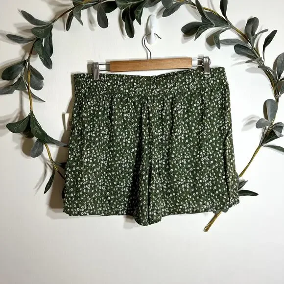 NWT Green Floral Pull On Shorts - Picture 3 of 5